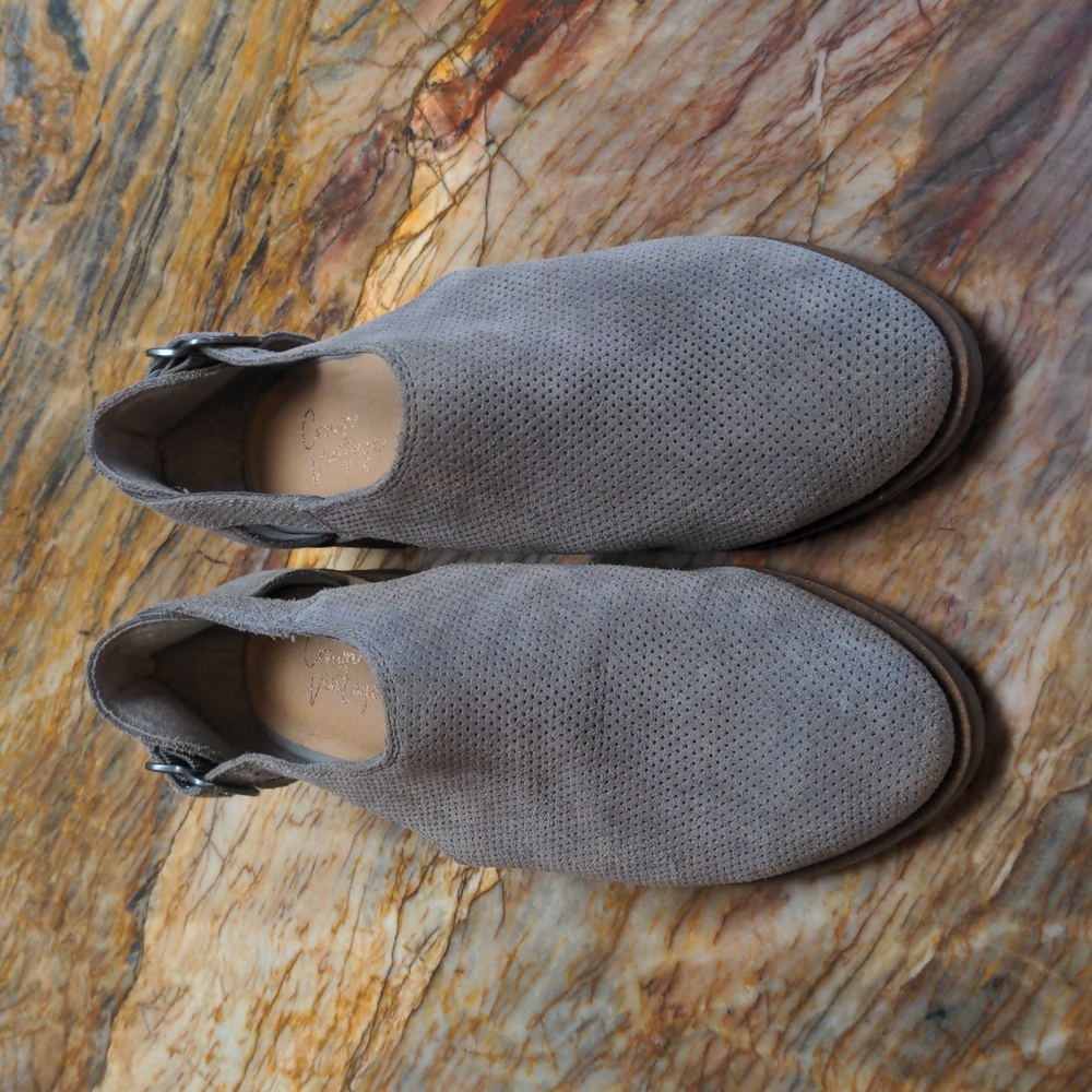 CROWN VINTAGE CHARMED SHOES - 7